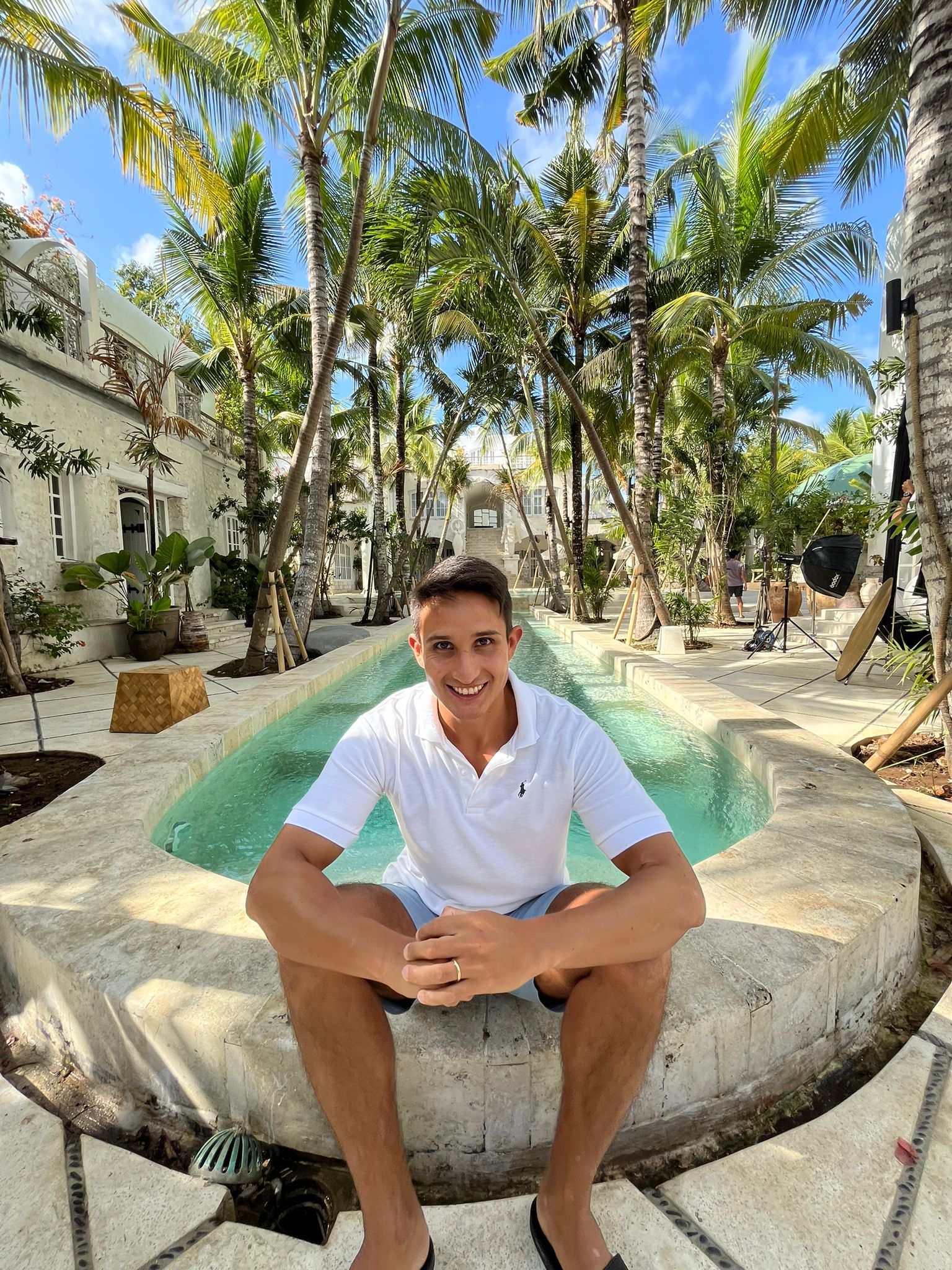 Felipe Herrera abogado especializado en negocios e inversiones en Lombok